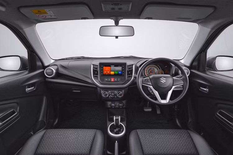 Tương tự đầu xe và sườn xe, thiết kế đằng sau của Suzuki Celerio 2022 cũng được làm mới với cụm đèn hậu ôm lấy hai góc đuôi xe và cản sau đơn giản, tích hợp hai đèn phản quang nằm ngang. Đó là chưa kể đến cánh gió mui tích hợp bên trên.