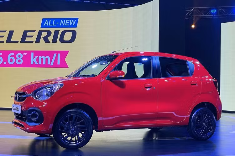 Tại thị trường Ấn Độ, giá xe Suzuki Celerio 2022 được chia thành 4 bản trang bị với mức dao động từ 499.000 - 694.000 Rupee (khoảng 152 - 212 triệu đồng). Khi có mặt trên thị trường, xe sẽ cạnh tranh với Hyundai Grand i10 và Tata Tiago. Khi mua Suzuki Celerio 2022, khách hàng Ấn Độ có thể chọn các màu sơn ngoại thất như trắng, bạc, xám, đỏ, xanh dương và nâu.