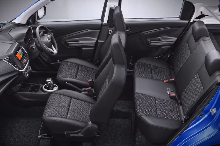 Bên sườn, Suzuki Celerio 2022 có một số thay đổi đáng chú ý như tay nắm cửa sau được đặt trên cửa thay vì ở cột C như thế hệ cũ, gương chiếu hậu tích hợp đèn báo rẽ, kính cửa sổ rộng hơn và bộ vành hợp kim mới. Ở bản cao cấp nhất, xe sẽ sử dụng vành hợp kim với đường kính 15 inch, sơn màu đen mới.