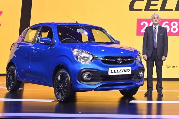 Với kích thước lớn hơn, Suzuki Celerio 2022 đương nhiên đi kèm nội thất rộng rãi hơn. Trong đó, thể tích khoang hành lý tăng 78 lít lên 318 lít. Không chỉ rộng và dài hơn, Suzuki Celerio 2022 còn thay đổi đáng kể trong thiết kế ngoại thất. Cụ thể, mẫu xe này được áp dụng phong cách thiết kế tròn trịa hơn trước. Ngoài ra, thiết kế ngoại thất của xe còn mang hơi hướng crossover.