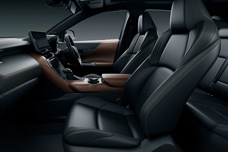 Bộ mui được vát xuống dưới đuôi, tạo điểm nhấn không hề nhỏ về thị giác cũng là điểm nhấn cho đối thủ của Honda CR-V. Chưa kể, Harrier còn có một phần đầu xe dài, trần xe cong nhẹ càng góp phần tạo nên diện mạo thể thao cho mẫu xe này.