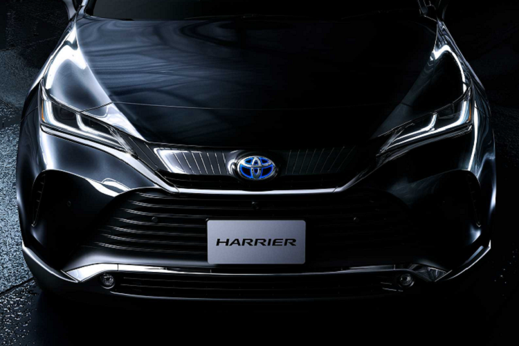 Về ngoại thất, Harrier mới có kiểu dáng đẹp mắt và thời trang hơn hẳn so với mẫu xe tiền nhiệm, phía trước xe nổi bật với đèn pha LED thanh mảnh, lưới tản nhiệt hung hãn hơn và cánh lướt gió tinh tế.