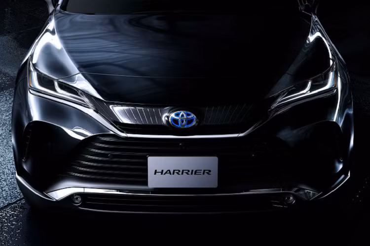 Về ngoại thất, Harrier mới có kiểu dáng đẹp mắt và thời trang hơn hẳn so với mẫu xe tiền nhiệm, phía trước xe nổi bật với đèn pha LED thanh mảnh, lưới tản nhiệt hung hãn hơn và cánh lướt gió tinh tế.