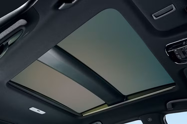 Toyota Harrier 2021 có 6 lựa chọn sơn ngoại thất gồm Precious Black, Dark Blue Mica, Sensual Red Mica, Steel Blonde Metallic, White Pearl Crystal Shine và Slate Grey Metallic. Ở bên trong, toàn bộ cabin của Toyota Harrier 2021 đều được bọc da thật, từ bảng điều khiển trung tâm đến bệ tỳ tay trung tâm và táp-lô.