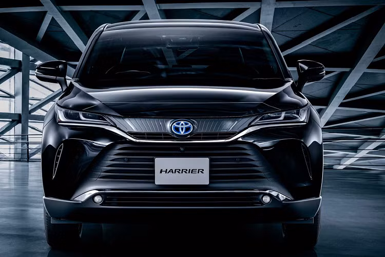 Sức mạnh được gửi tới các bánh xe thông qua hộp số e-CVT. Harrier 2021 chính là chiếc xe hybrid thứ hai của Toyota được bán tại Singapore, sau Toyota Yaris Cross.