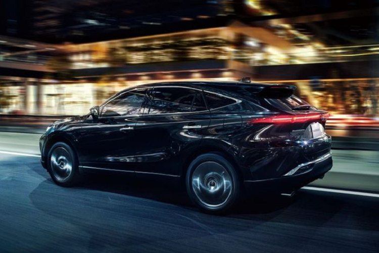 Ngoài ra, khách hàng của mẫu xe SUV Toyota Harrier Luxury 2021 còn nhận được gương chiếu hậu kỹ thuật số góc rộng thay thế cho gương truyền thống và cửa sổ trời chỉnh điện có chức năng tự động làm mờ chỉ với một cú chạm tay.