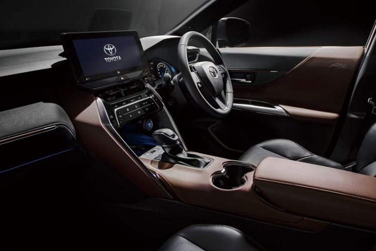 Harrier 2021 tại Singapore đạt tiêu chuẩn với màn hình hiển thị trên kính chắn gió 10,5 inch, hệ thống thông tin giải trí 8 inch có hỗ trợ Android Auto và Apple CarPlay, cùng đèn nội thất. Phiên bản Luxury đắt đỏ hơn sẽ có thêm bộ sạc không dây cho điện thoại thông minh và ghế trước có thể điều chỉnh điện tử các chức năng thông gió hay ghi nhớ vị trí ghế.