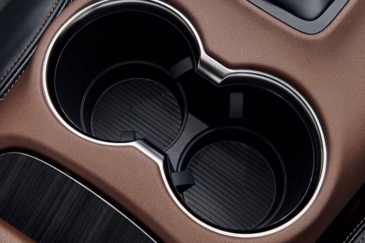 Ở phía sau, sự thời trang của Harrier 2021 được củng cố bởi một thanh đèn LED mỏng nối hai cụm đèn hậu với nhau và hệ thống ống xả mạ crôm thể thao. Tất cả Harrier mới tại Singapore đều được trang bị bộ mâm 18 inch.