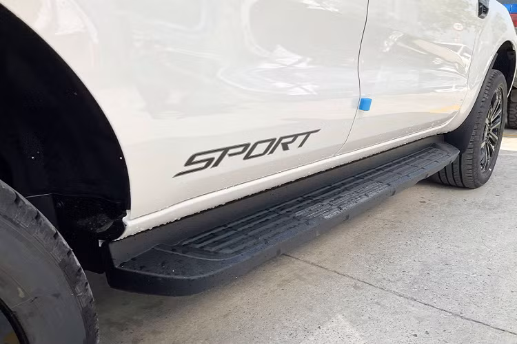 “Trái tim” của Ford Everest Sport sử dụng động cơ dầu 4cyl thẳng hàng, dung tích 2.0L, tăng áp đơn (single-turbo), TDCi, cho công suất tối đa 180 mã lực từ 3.500 vòng/phút và mô-men xoắn cực đại 420 Nm từ dải vòng tua từ 1.750 – 2.500 vòng/phút. Sức mạnh truyền xuống cầu sau (RWD) thông qua hộp số tự động 10 cấp. So với phiên bản máy dầu 2.0l Biturbo, bản máy dầu 2.0L tăng áp đơn “lành” tính hơn. 