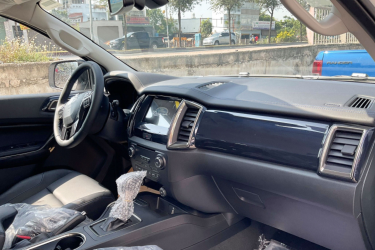 Phiên bản Everest Sport này không được trang bị đầu CD như phiên bản Titanium. Đồng hồ hỗ trợ lái analog tích hợp màn hình thông tin 4.2 inch, điều hoà tự động 2 vùng, cốp sau đóng mở điện, an toàn với 7 túi khí.