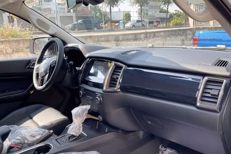 Phiên bản Everest Sport này không được trang bị đầu CD như phiên bản Titanium. Đồng hồ hỗ trợ lái analog tích hợp màn hình thông tin 4.2 inch, điều hoà tự động 2 vùng, cốp sau đóng mở điện, an toàn với 7 túi khí.