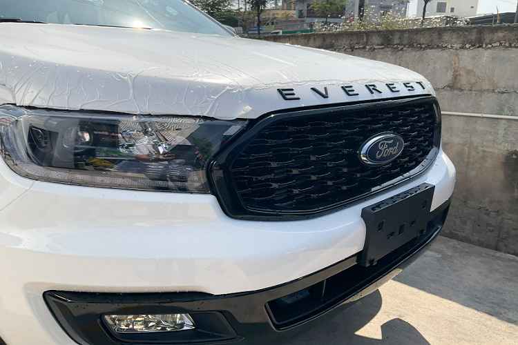 Chi tiết logo ‘’Sport’’ ở cửa sau cũng là một điểm nhấn đặc biệt cho Everest Sport thế hệ mới tại Việt Nam. Xe đi kèm với “dàn chân” lắp bộ mâm 20 inch sơn màu đen “ton sur ton” với ngoại thất.