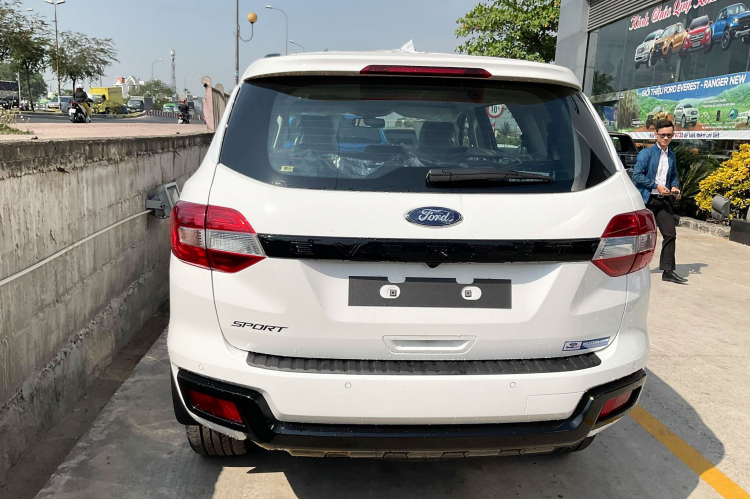 Ngoại thất Everest Sport 2.0AT 4x2 mang phong cách thể thao, nam tính. Hãng Ford đã thực hiện những thay đổi nhỏ khiến mẫu xe này lại càng hấp dẫn hơn nhiều chi tiết mang màu đen ở ngoại thất như: cụm lưới tản nhiệt phía trước, đèn sương mù, tay nắm cửa, cản trước, ốp cản trước...