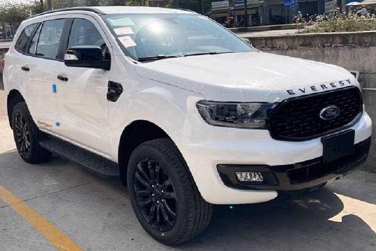 Ford Everest Sport 2.0AT 4x2 đang là phiên bản có giá bán dễ tiếp cận nhất của dòng SUV Ford hiện tại. Giá bán của Everest Sport thấp hơn đáng kể so với hai phiên bản Everest Titanium 2.0AT 4x2 (1,181 tỷ đồng) và Everest Titanium 2.0AT 4WD (1,399 tỷ đồng). Trong khi đó, các phiên bản Everest Trend và Everest Ambiente đã ngừng phân phối. 