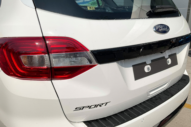 Ford Everest Sport 2.0AT 4x2 sẽ cạnh tranh trực tiếp với đối thủ Nhật Bản Toyota Fortuner Legender 2.4AT 4x2 đang có giá bán 1,195 tỷ đồng. Phiên bản Everest Sport 2.0AT 4x2 sẽ mở ra lựa chọn mua SUV 7 chỗ, 1 cầu máy dầu số tự động, đề cao tiêu chí ngoại thất thể thao.