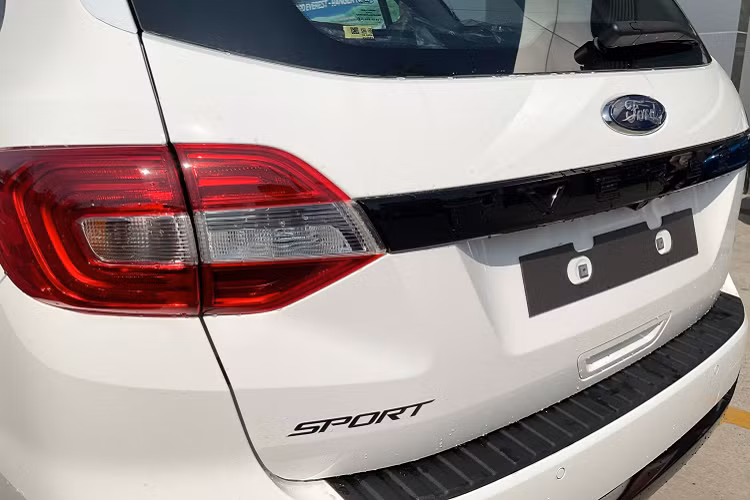 Ford Everest Sport 2.0AT 4x2 sẽ cạnh tranh trực tiếp với đối thủ Nhật Bản Toyota Fortuner Legender 2.4AT 4x2 đang có giá bán 1,195 tỷ đồng. Phiên bản Everest Sport 2.0AT 4x2 sẽ mở ra lựa chọn mua SUV 7 chỗ, 1 cầu máy dầu số tự động, đề cao tiêu chí ngoại thất thể thao.
