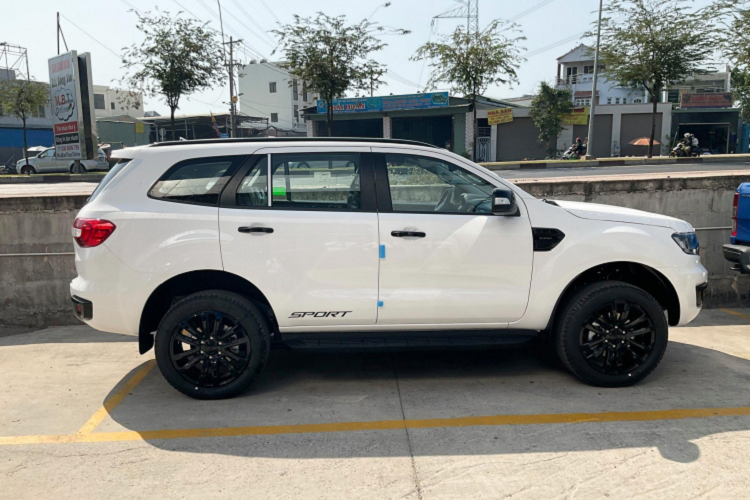 Nhờ ngoại thất hấp dẫn, Everest Sport hoàn toàn phù hợp với sở thích của nhiều khách hàng Việt, đặc biệt là đối tượng khách hàng trẻ cần một sản phẩm mang thiết kế mạnh mẽ đầy cá tính