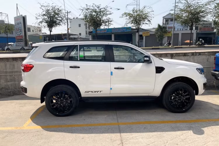 Nhờ ngoại thất hấp dẫn, Everest Sport hoàn toàn phù hợp với sở thích của nhiều khách hàng Việt, đặc biệt là đối tượng khách hàng trẻ cần một sản phẩm mang thiết kế mạnh mẽ đầy cá tính