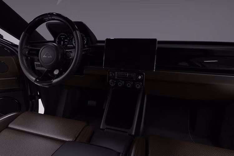 Được ra mắt tại Triển lãm Ô tô Los Angeles 2021, sedan điện Alpha Saga mới một lần nữa được đặt tên bằng từ viết tắt, trong trường hợp này là viết tắt của cụm “Sleek &amp; Adaptative Geometric Architecture”. Điều này có nghĩa là Saga được chế tạo "để tối ưu hóa khả năng tùy chỉnh."