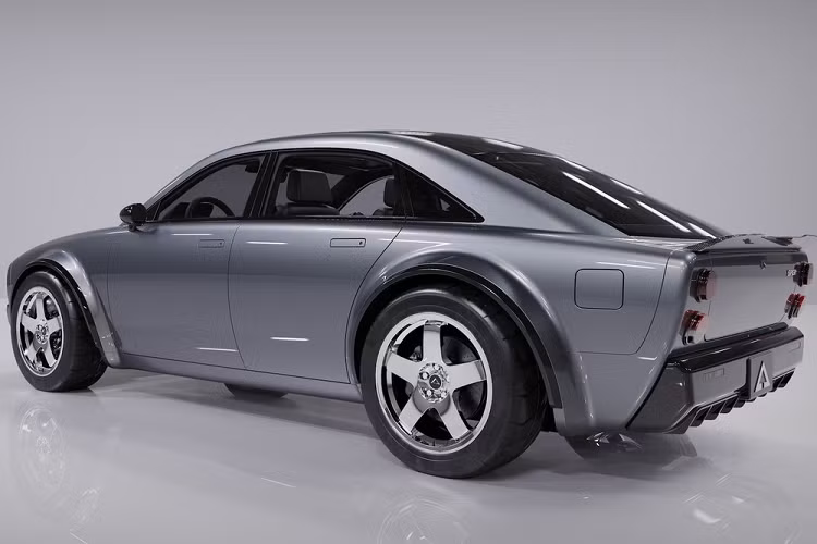 Bên trong, bảng đồng hồ kiểu cổ điển và màn hình hiển thị trung tâm sẽ đi cùng với hệ thống điều khiển audio và điều hòa xúc giác, hệ thống âm thanh kỹ thuật số, và ghế ngồi sang trọng. Hoàn thiện bằng màu xám SD Grey, lớp sơn kim loại của Alpha Saga được truyền cảm hứng bởi những đám mây ở vùng biển San Diego.