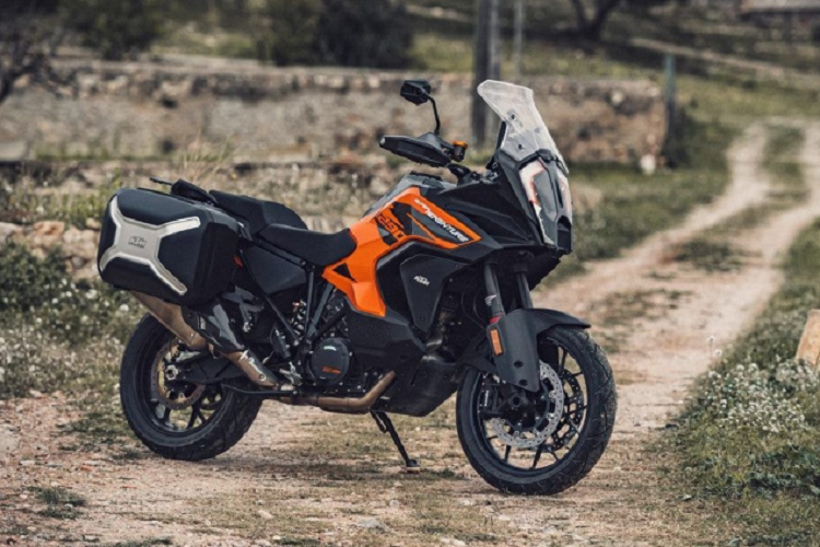 Bước sang thế hệ thứ 3, KTM 1290 Super Adventure S 2021 mới thừa hưởng những công nghệ tiên tiến nhất của hãng mô tô Áo. Dễ thấy nhất chính là hệ thống kiểm soát hành trình thích ứng (Adaptive Cruise Control) mà phần radar lắp ngay dưới đèn pha.