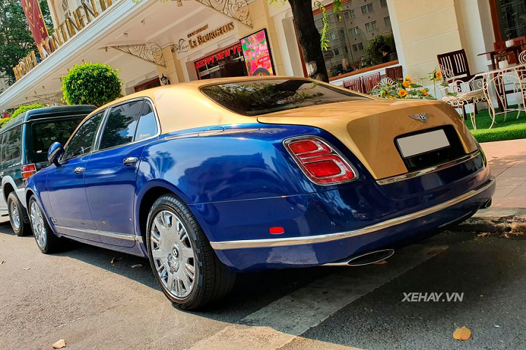 Tuy nhiên, với các tín đồ mê xe nói chung và các dòng xe Anh Quốc nói riêng, mẫu xe sedan Bentley Mulsanne vẫn luôn được coi là biểu tượng của sự xa hoa, quyền quý và đẳng cấp. Có thể nói, cái tên Mulsanne mới chính xác là đối thủ xứng tầm nhất của "gã đồng hương" Rolls-Royce Phantom.