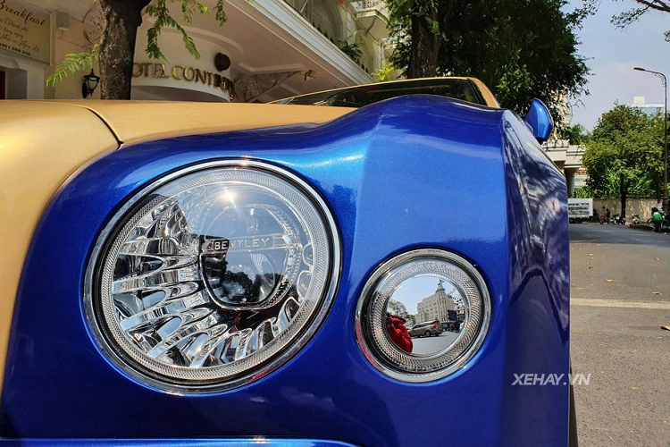 So với "đàn em" Bentley Continental Flying Spur, Bentley Mulsanne mang một diện mạo bề thế và có phần nổi trội hơn đáng kể. Điều đó có được một phần lớn nhờ vào thiết kế đầu xe cao, chiều dài từ gầm tới đỉnh nắp ca-pô lớn khiến chiếc xe mang tới cái nhìn mạnh mẽ, sang trọng và đẳng cấp hơn.