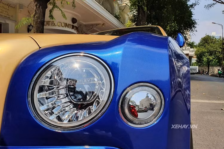 So với "đàn em" Bentley Continental Flying Spur, Bentley Mulsanne mang một diện mạo bề thế và có phần nổi trội hơn đáng kể. Điều đó có được một phần lớn nhờ vào thiết kế đầu xe cao, chiều dài từ gầm tới đỉnh nắp ca-pô lớn khiến chiếc xe mang tới cái nhìn mạnh mẽ, sang trọng và đẳng cấp hơn.