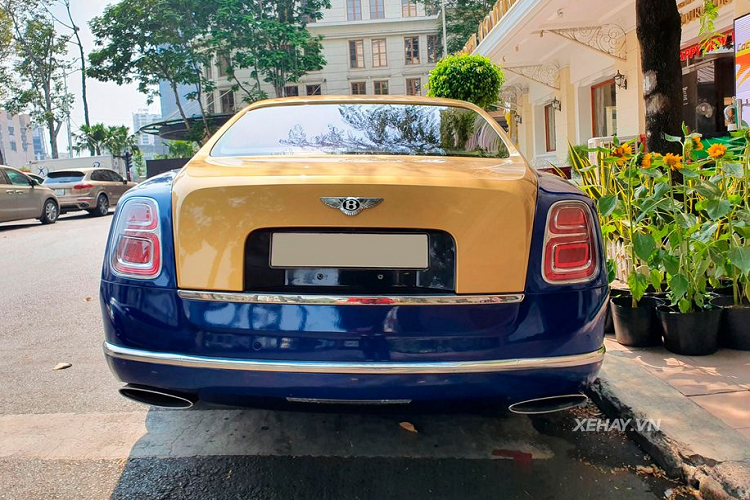 Gam màu xanh dương ở phần thân xe được kết hợp với màu vàng cát ở khu vực nắp ca-pô kéo dài tới đuôi xe chính là điểm nhấn độc đáo về thẩm mỹ cho chiếc Bentley Mulsanne này. Ngoài ra, trang bị mâm xe 5 chấu kiểu cổ điển cũng là một chi tiết nhấn nhá gia tăng vẻ đẹp cho xe.
