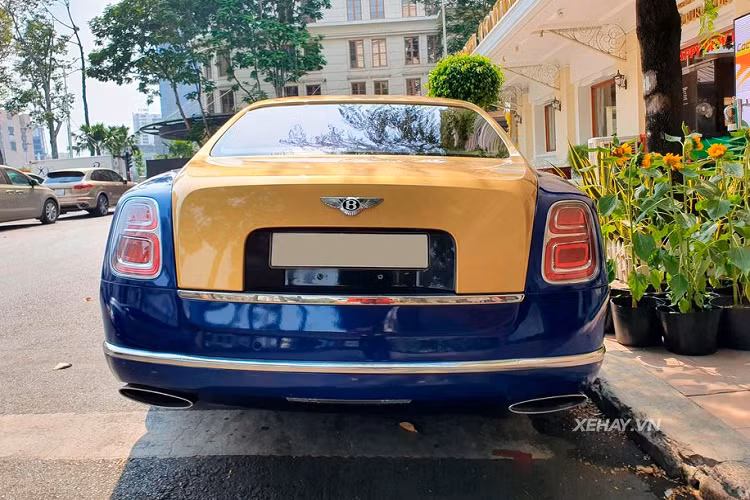 Gam màu xanh dương ở phần thân xe được kết hợp với màu vàng cát ở khu vực nắp ca-pô kéo dài tới đuôi xe chính là điểm nhấn độc đáo về thẩm mỹ cho chiếc Bentley Mulsanne này. Ngoài ra, trang bị mâm xe 5 chấu kiểu cổ điển cũng là một chi tiết nhấn nhá gia tăng vẻ đẹp cho xe.