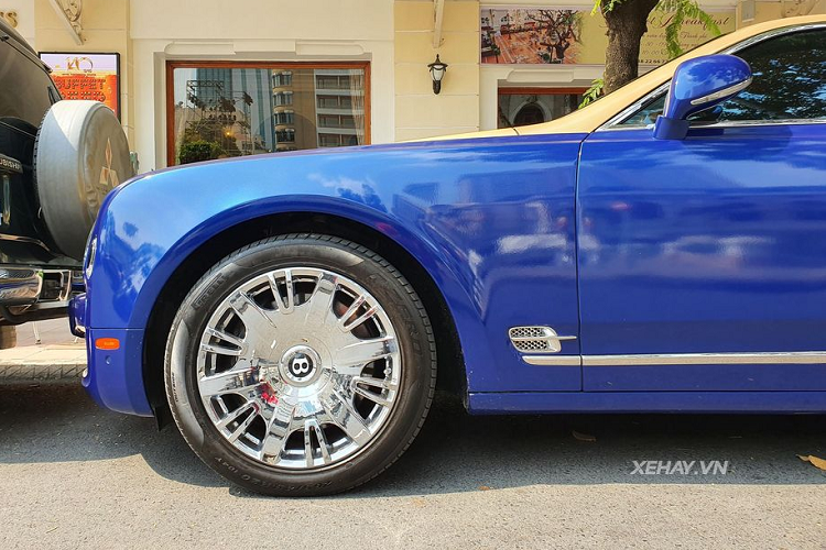 Thêm vào đó, các chi tiết trang trí xung quanh xe như phần viền lưới tản nhiệt, nẹp thân xe, viền cửa sổ, mâm xe, cản dưới/trước sau... đều được mạ crome sáng. Cuối cùng, điều làm nên sức hút khó cưỡng và tăng thêm độ "chất" cho cá nhân chiếc Bentley Mulsanne trong bài viết còn tới từ trang bị động cơ V12.