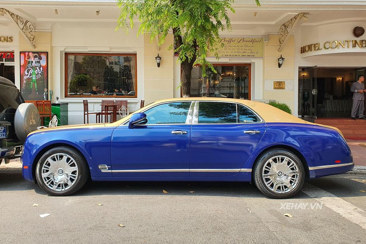 Xe sở hữu khối động cơ khủng V12 6.75L, sản sinh công suất tối đa tới 512 mã lực và 1.020 Nm mô-men xoắn. Nhờ đó, dù phải kéo trọng lượng không tải tới 2,6 tấn nhưng cỗ máy này vẫn giúp xe tăng tốc từ 0 - 100 km/h chỉ trong 5,1 giây trước khi cán mốc 296 km/h. Giá xe Bentley Mulsanne không dưới 20 tỷ đồng nhưng hiện nay trên thị trường ôtô đã qua sử dụng, một chiếc Mulsanne có giá bán khoảng 10 tỷ đồng.