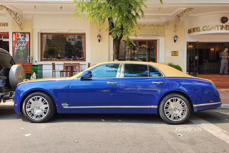 Xe sở hữu khối động cơ khủng V12 6.75L, sản sinh công suất tối đa tới 512 mã lực và 1.020 Nm mô-men xoắn. Nhờ đó, dù phải kéo trọng lượng không tải tới 2,6 tấn nhưng cỗ máy này vẫn giúp xe tăng tốc từ 0 - 100 km/h chỉ trong 5,1 giây trước khi cán mốc 296 km/h. Giá xe Bentley Mulsanne không dưới 20 tỷ đồng nhưng hiện nay trên thị trường ôtô đã qua sử dụng, một chiếc Mulsanne có giá bán khoảng 10 tỷ đồng.