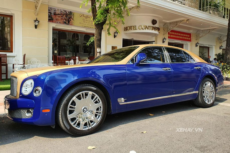 Đối với chiếc xe siêu sang Bentley Mulsanne trong bài viết, chiếc xe này được chủ nhân tuỳ chọn nước sơn ngoại thất "Dual tone", hay còn gọi là sơn 2 tông màu vô cùng nổi bật.