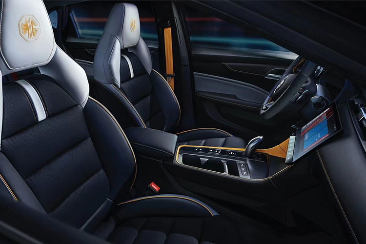 Thiết kế nội thất của chiếc xe mới gần giống với mẫu xe hiện hành, vẫn là bảng điều khiển trung tâm hình chữ T tiêu chuẩn, các đường thẳng đơn giản, vô lăng đa chức năng 3 chấu. Vô lăng tích hợp lẫy chuyển số, cần số điện tử mang lại cảm giác thể thao hơn.