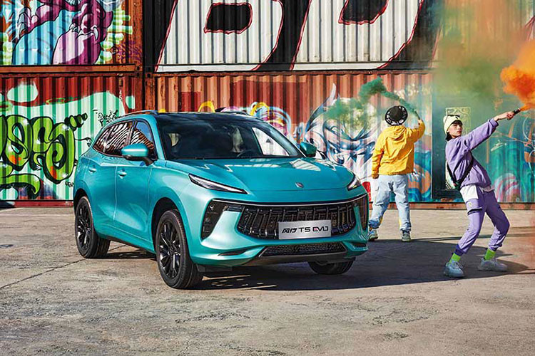 Cung cấp sức mạnh cho Dongfeng T5 Evo là khối động cơ xăng tăng áp 1.5L 4 xi-lanh sản sinh công suất 197 mã lực và mô-men xoắn cực đại 285 Nm, đi kèm trang bị hộp số tự động ly hợp kép 7 cấp.