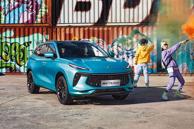 Cung cấp sức mạnh cho Dongfeng T5 Evo là khối động cơ xăng tăng áp 1.5L 4 xi-lanh sản sinh công suất 197 mã lực và mô-men xoắn cực đại 285 Nm, đi kèm trang bị hộp số tự động ly hợp kép 7 cấp.