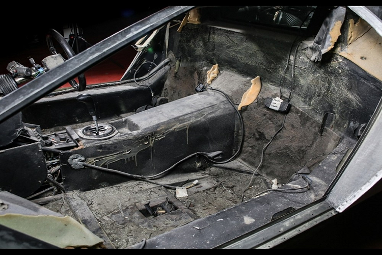 Ban đầu, chiếc Lamborghini Countach LP 5000 S đời 1982 này sở hữu màu sơn ngoại thất đen, tông xuyệt tông với nội thất. Theo người rao bán, ông ta là chủ nhân thứ 9 của chiếc siêu xe này. Được biết, xe có số công-tơ-mét chỉ 61.840 km và từng xuất hiện trên bìa của quyển sách The Spirit of the Bull do Paul Cockerham thực hiện. Theo ước tính của ông Iain Tyrrell, nhân viên kỹ thuật của Lamborghini Club UK, chiếc Lamborghini Countach LP 5000 S này sau khi được phục chế sẽ có giá khoảng 370.000 Bảng (11,6 tỷ đồng)