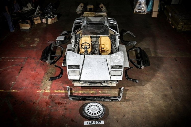 Chiếc Lamborghini Countach LP 5000 S bỏ xó đời 1982 này đặc biệt hơn cả khi đã nằm trong garage suốt một thời gian dài. Sau hơn một thập kỷ bị lãng quên, chiếc siêu xe này đã quay trở lại thị trường với giá cao.