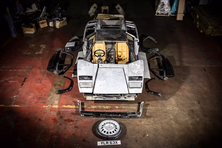 Chiếc Lamborghini Countach LP 5000 S bỏ xó đời 1982 này đặc biệt hơn cả khi đã nằm trong garage suốt một thời gian dài. Sau hơn một thập kỷ bị lãng quên, chiếc siêu xe này đã quay trở lại thị trường với giá cao.