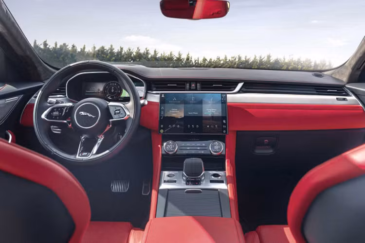 Tại thị trường Việt Nam, Jaguar XF 2021 mới được phân phối tổng cộng 3 phiên bản: S, SE, HSE tất cả đều có sẵn trong gói trang bị “R-Dynamic”. Jaguar XF 2021 mới có giá bán khởi điểm từ 2,87 tỷ đồng. Sau khi được ra mắt, Jaguar XF 2021 sẽ là đối thủ cạnh tranh trực tiếp với BMW 5 Series, Audi A6, Mercedes-Benz E-Class hay Lexus ES.