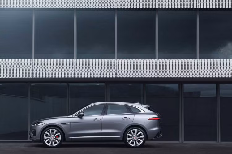 Về thiết kế, F-Pace 2021 được tinh chỉnh lại thiết kế ngoại thất, tạo khung cho lưới tản nhiệt phía trước nổi bật hơn, lấy cảm hứng từ họa tiết chữ lồng đặc trưng của Jaguar. Bốn đèn pha LED siêu mỏng, lưới tản nhiệt mới, đèn hậu và cản sau mới.