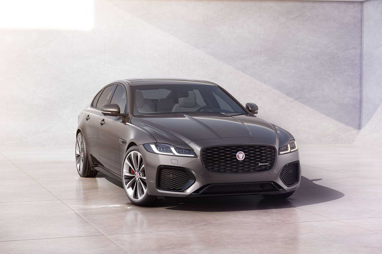 Tại Việt Nam, Jaguar XF 2021 mới được trang bị động cơ xăng 4cyl 2.0L tăng áp “Ingenium” sản sinh công suất tối đa 246 mã lực và 296 mã lực. Xe sử dụng hộp số tự động 8 cấp kết hợp với hệ dẫn động cầu sau (RWD) và bốn bánh toàn thời gian (AWD).
