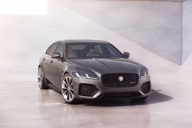 Tại Việt Nam, Jaguar XF 2021 mới được trang bị động cơ xăng 4cyl 2.0L tăng áp “Ingenium” sản sinh công suất tối đa 246 mã lực và 296 mã lực. Xe sử dụng hộp số tự động 8 cấp kết hợp với hệ dẫn động cầu sau (RWD) và bốn bánh toàn thời gian (AWD).