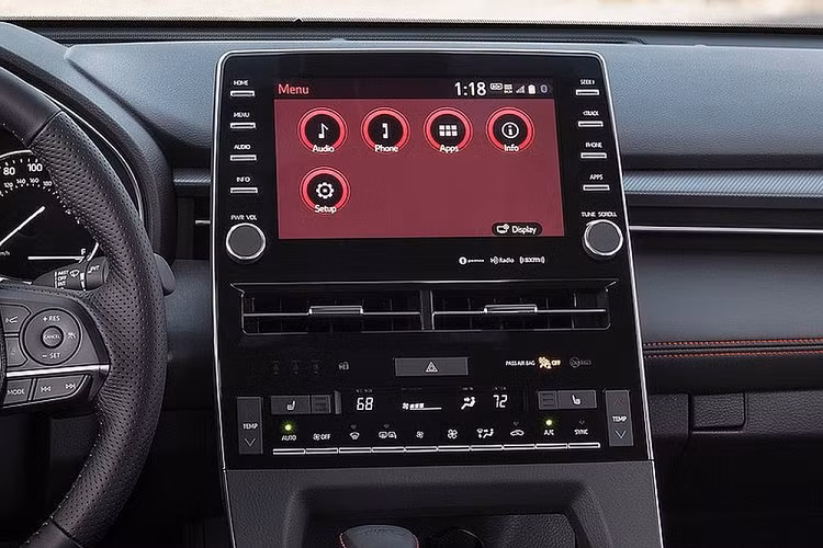 Đáng tiếc là động cơ của Toyota Avalon 2022 không có gì thay đổi. Tại thị trường Trung Quốc, mẫu sedan tiệm cận xe sang này có 3 tùy chọn động cơ. Chiếc trong những hình ảnh rò rỉ kể trên dùng hệ truyền động hybrid, bao gồm máy xăng 4 xi-lanh, dung tích 2.5L và mô-tơ điện, tạo ra công suất tổng cộng 178 mã lực. Ngoài ra, xe còn có 2 động cơ xăng với dung tích 2.0L và 2.5L khác.