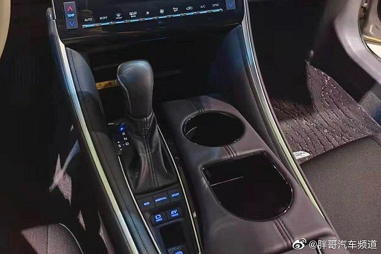 Màn hình trung tâm cỡ lớn hơn của Toyota Avalon 2022. Động cơ của Toyota Avalon 2022 tại Trung Quốc không có gì mới