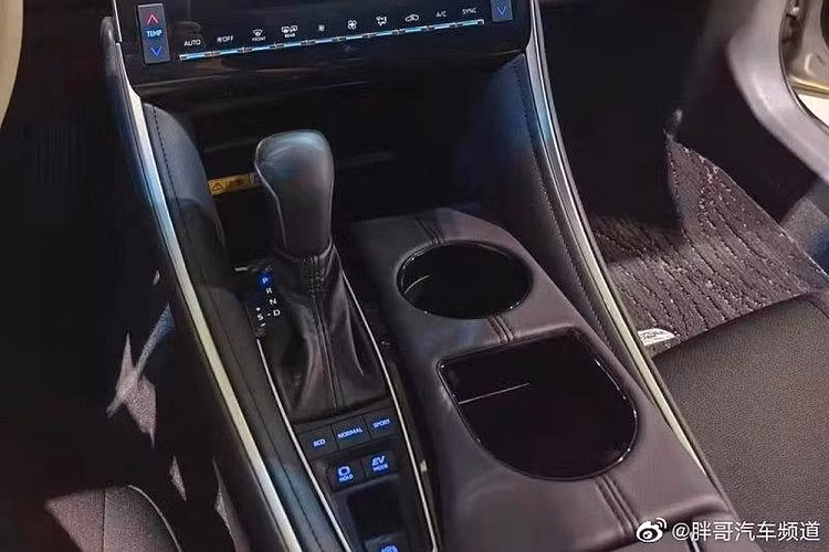 Màn hình trung tâm cỡ lớn hơn của Toyota Avalon 2022. Động cơ của Toyota Avalon 2022 tại Trung Quốc không có gì mới
