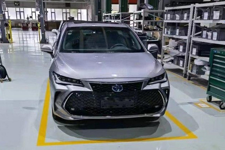 Qua những hình ảnh này, có thể thấy mẫu xe sedan Toyota Avalon 2022 chi thay đổi nhẹ trong thiết kế đầu xe. Theo đó, lưới tản nhiệt của mẫu sedan tiệm cận xe sang này không đi kèm những nan nằm ngang như trước. Thay vào đó, lưới tản nhiệt sẽ được thiết kế dạng mắt lưới hoặc đa điểm mạ crôm.