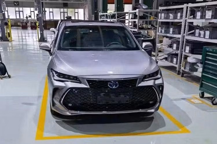 Qua những hình ảnh này, có thể thấy mẫu xe sedan Toyota Avalon 2022 chi thay đổi nhẹ trong thiết kế đầu xe. Theo đó, lưới tản nhiệt của mẫu sedan tiệm cận xe sang này không đi kèm những nan nằm ngang như trước. Thay vào đó, lưới tản nhiệt sẽ được thiết kế dạng mắt lưới hoặc đa điểm mạ crôm.