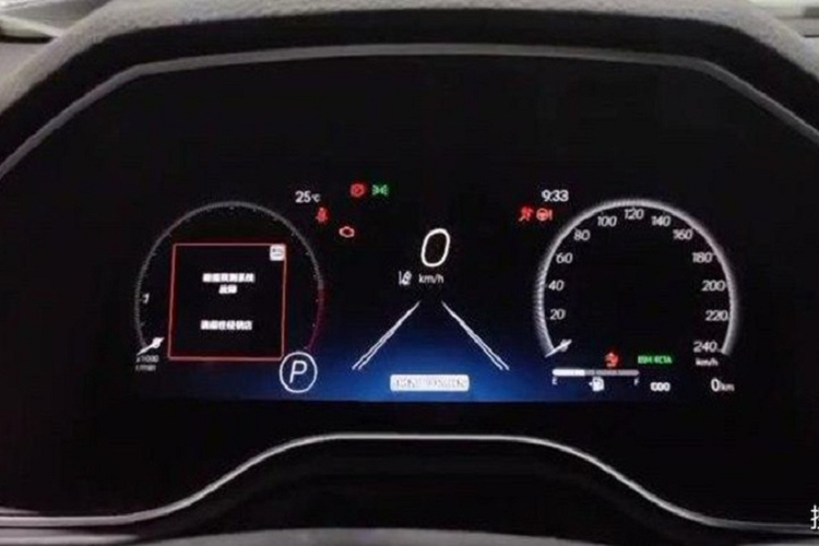 Tiếp đến là màn hình thông tin giải trí cỡ lớn hơn trước. Trong khi đó, các nút chỉnh hệ thống thông tin giải trí, hệ thống định vị và sưởi ghế đều đã bị loại bỏ. Người dùng có thể chỉnh các tính năng này thông qua màn hình trung tâm. Cuối cùng là những chất liệu và màu nội thất mới.